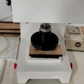 Dispositivi di taglio pneumatici per il taglio di gomma in laboratorio campione di gomma Min.5kg/Cm2 Fonte di uscita 2 coltelli stupidi